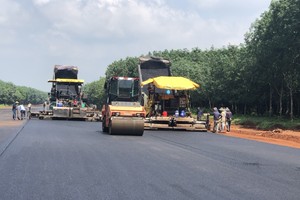 Thảm bê tông nhựa trên cao tốc Dầu Giây - Phan Thiết.