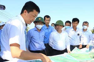 Phó Chủ tịch Nguyễn Tự Công Hoàng (thứ 4 bên phải) cùng với lãnh đạo Bộ GTVT kiểm tra hướng tuyến tại huyện Tây Sơn.