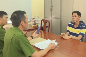 Đối tượng Lê Minh Hùng tại Cơ quan điều tra. (Nguồn: báo Công an Nhân dân)