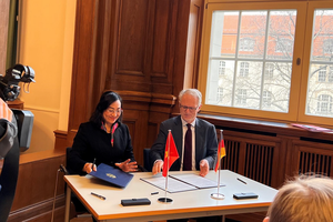 Ký kết Biên bản Phiên họp lần hai Ủy ban hỗn hợp về Hợp tác Kinh tế Việt – Đức tại Berlin.