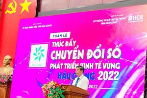 Chủ tịch UBND tỉnh Hậu Giang Đồng Văn Thanh phát biểu khai mạc Tuần lễ thúc đẩy chuyển đổi số phát triển kinh tế Vùng - Hậu Giang 2022. Ảnh: haugiang.gov.vn.