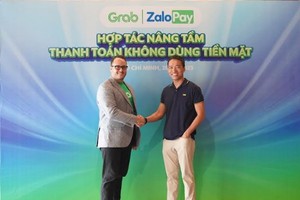 Ông Alejandro Osorio,Giám đốc điều hành Grab Việt Nam (trái) và ông Lê Hồng Minh, Nhà sáng lập, Tổng giám đốc VNG (phải).
