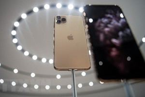 Điện thoại iPhone được trưng bày tại trụ sở Apple. (Ảnh: AFP/TTXVN).