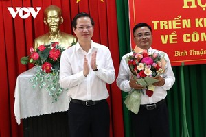 Ông Phan Dương Cường nhận hoa chúc mừng từ Chủ tịch UBND tỉnh Bình Thuận (Ảnh: T.T.D).