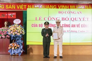 Thiếu tướng Đinh Văn Nơi (ảnh trái) trao Quyết định bổ nhiệm Trung tá Cù Quốc Thắng giữ chức vụ Phó Giám đốc Công an tỉnh (Ảnh: Công an tỉnh Quảng Ninh).