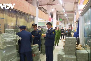 Lực lượng QLTT tiến hành kiểm tra kho hàng hóa.