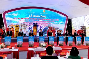 Phó thủ tướng Chính phủ Trần Lưu Quang cùng lãnh đạo TP.Hải Phòng nhấn nút khởi công Dự án. Ảnh: Thanh Sơn.