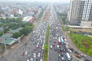 Khu vực Cổ Linh-Đàm Quang Trung sẽ được tổ chức lại giao thông nhằm tránh ùn tắc kéo dài tại đường Cổ Linh hướng lên cầu Vĩnh Tuy vào trung tâm nội thành. (Ảnh: Minh Đức/TTXVN)