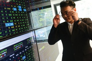 Gần đây, thị trường chứng khoán có diễn biến trồi sụt, thanh khoản duy trì ở mức thấp.