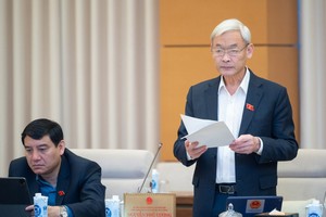 Chủ nhiệm Ủy ban Tài chính - Ngân sách Nguyễn Phú Cường báo cáo tại phiên họp.