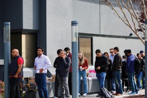 Nhiều người rút tiền gửi ở các ngân hàng nhỏ.