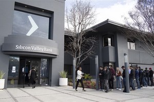 Người dân tập trung bên ngoài trụ sở ngân hàng Silicon Valley Bank (SVB) ở California, Mỹ ngày 13/3. (Ảnh: THX/TTXVN)