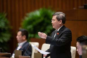 Viện trưởng Viện Kiểm sát Nhân dân tối cao Lê Minh Trí trả lời chất vấn.