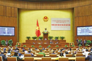 Viện trưởng Viện Kiểm sát Nhân dân tối cao Lê Minh Trí trả lời chất vấn tại Phiên họp thứ 21 của Ủy ban Thường vụ Quốc hội.