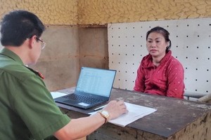 Bị can Nguyễn Thị Thu Hoàn tại cơ quan điều tra. (Nguồn: Công an Điện Biên).