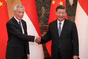 Thủ tướng Singapore Lý Hiển Long gặp Chủ tịch Trung Quốc Tập Cận Bình trong chuyến thăm Trung Quốc. (Nguồn: MCI)