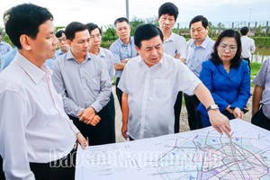 Bộ trưởng Bộ Kế hoạch và Đầu tư Nguyễn Chí Dũng (giữa) kiểm tra tiến độ các dự án giao thông trọng điểm trên địa bàn tỉnh Sóc Trăng (ảnh: Báo Sóc Trăng online).