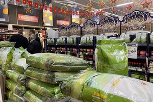 Gạo Lộc Trời mang thương hiệu "Cơm Vietnam" lên kệ hàng của siêu thị E.Leclerc. (Ảnh: Nguyễn Thu Hà/TTXVN).