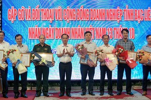 Ông phạm văn Thiều - Chủ tịch UBND tỉnh Bạc Liêu (thứ tư từ trái qua) trao Bằng khen cho Doanh nghiệp tiêu biểu tỉnh Bạc Liêu năm 2022. Ảnh: Thông Manh.