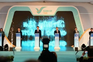 Các đại biểu thực hiện nghi thức khai trương dịch vụ Taxi thuần điện đầu tiên tại Việt Nam - Xanh SM.