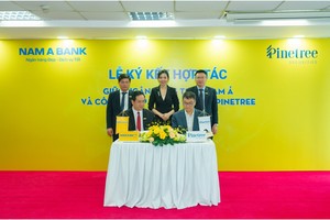 Ông Hà Huy Cường- Phó Tổng Giám đốc Nam Á Bank (Trái) và Ông Lee Jun Hyuck- Tổng Giám đốc Chứng khoán Pinetree (Phải) đại diện ký kết.