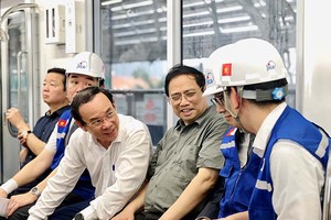 Thủ tướng Phạm Minh Chính và Bí thư Nguyễn Văn Nên cùng lãnh đạo TP.HCM đi thử tàu metro Bến Thành - Suối Tiên vào ngày 15/4. Ảnh: Lê Toàn.