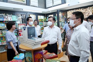 Bí thư Thành uỷ Hà Nội Đinh Tiến Dũng đã tham quan không gian Phố sách Hà Nội, các gian hàng sách.