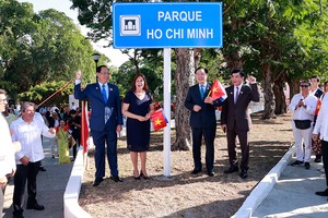 Chủ tịch Quốc hội Vương Đình Huệ thực hiện nghi thức tại Lễ đổi tên công viên Hồ Chí Minh và đặt bảng giới thiệu về thân thế, sự nghiệp của Chủ tịch Hồ Chí Minh. (Ảnh: Doãn Tấn).