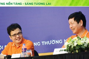 Khoảnh khắc vui vẻ của lãnh đạo Tập đoàn FPT tại đại hội cổ đông thường niên 2023.