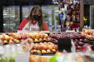 Khách hàng lựa chọn hàng hóa trong siêu thị ở San Mateo, bang California (Mỹ) ngày 12/4/2023. (Ảnh: THX/TTXVN)