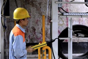 Trong thời gian nghỉ lễ 30/4 và 1/5, toàn bộ công trường Dự án tuyến đường sắt đô thị thí điểm thành phố Hà Nội, đoạn Nhổn-ga Hà Nội vẫn thi công 3 ca liên tục. (Ảnh: Tuấn Anh/TTXVN)