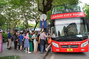Du khách trải nghiệm miễn phí xe bus 2 tầng tham quan Hà Nội trong 5 ngày nghỉ lễ.