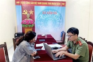 Công an huyện Đầm Hà (Quảng Ninh) làm việc với các cá nhân. (Ảnh: TTXVN phát)