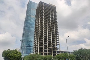 Bộ Xây dựng đề xuất Thủ tướng cho phép Vicem tiếp tục hoàn thiện dự án Trung tâm điều hành và giao dịch bỏ hoang nhiều năm.