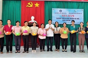 Các hội viên phụ nữ phấn khởi tham gia “Nuôi heo đất tiết kiệm tham gia BHXH tự nguyện” tại tỉnh Bến Tre.
