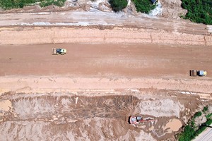 Thi công Dự án xây dựng cao tốc Bến Lức - Long Thành (Ảnh: Phạm Tùng, báo Đồng Nai).