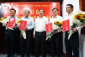 Ông Nguyễn Văn Út, Chủ tịch UBND tỉnh Long An (đứng giữa) trao quyết định về công tác cán bộ.