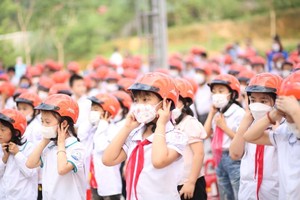 Học sinh tiểu học thực hành đội mũ bảo hiểm đạt chuẩn và đúng cách. (Ảnh: CTV/Vietnam+).