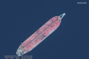 Tàu chở dầu FSO Safer sau khi bị mắc kẹt và hư hại đã neo đậu nhiều năm qua ở ngoài khơi cảng Ras Isa, Yemen. (Ảnh: AFP/TTXVN)