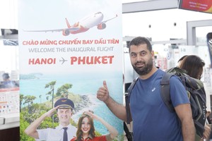 Hành khách hào hứng với chuyến bay đầu tiên kết nối Hà Nội - Phuket.