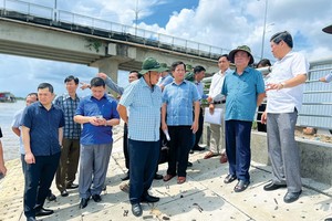 Bộ trưởng Lê Minh Hoan (thứ hai từ phải qua) cùng lãnh đạo tỉnh Cà Mau khảo sát tình hình sạt lở tại huyện Năm Căn Ảnh: Trọng Linh.