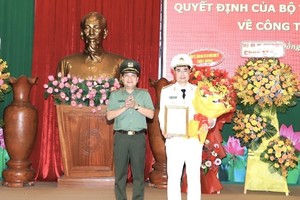 Thiếu tướng Nguyễn Sỹ Quang, Giám đốc Công an tỉnh Đồng Nai trao Quyết định điều động và bổ nhiệm Thượng tá Nguyễn Mạnh Toàn giữ chức Phó Giám đốc Công an tỉnh Đồng Nai. (Ảnh: TTXVN phát)