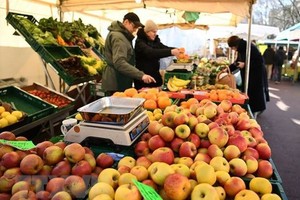 Khách hàng chọn mua đồ tại một khu chợ ở Berlin, Đức. (Ảnh: Reuters/TTXVN)