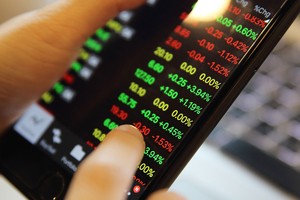 Làm tốt công tác truyền thông về thị trường chứng khoán sẽ bảo vệ nhà đầu tư khỏi ảnh hưởng tiêu cực của tin đồn, tin giả.