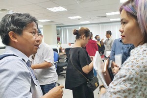 Tác giả (bìa phải) đang phỏng vấn trái chủ một doanh nghiệp mất khả năng thanh toán.