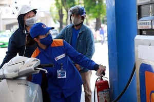 Giá xăng tiếp tục được giữ nguyên, giá dầu tăng nhẹ