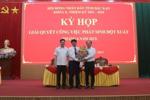 Tân Phó Chủ tịch UBND tỉnh Bắc Kạn Nông Quang Nhất (đứng giữa).