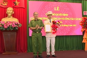 Đại tá Lý Hồng Sinh, Phó Giám đốc phụ trách Công an tỉnh Tây Ninh (bên trái) trao Quyết định cho Thượng tá Phan Văn Triều (Ảnh: T.Ninh)