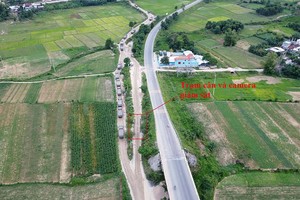 Sau khi “no” cát, đoàn xe lách qua trạm cân và camera giám sát bằng lối cho các xe vào mỏ cát.