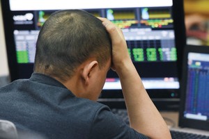 Rủi ro khi “đu” cổ phiếu cây thông không chỉ là thua lỗ lớn, mà còn là bị “kẹp hàng”.